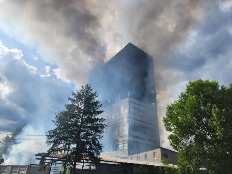 Губернатор Московской области Андрей Воробьев сообщил, что прибыл на место пожара во Фрязино, где днем в понедельник загорелось бывшее здание работающего тут же НИИ "Платан"