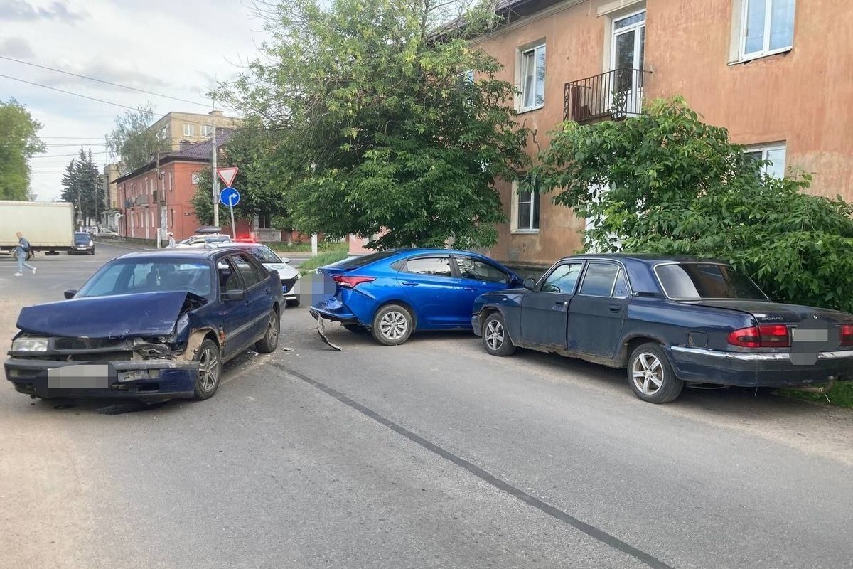 В Твери водитель устроил ДТП и убежал: пострадали прохожий и припаркованные  авто - МК Тверь