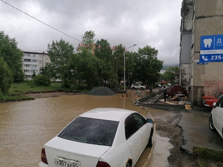 Жители Южно-Сахалинска жалуются на потоп у дома на проспекте Мира