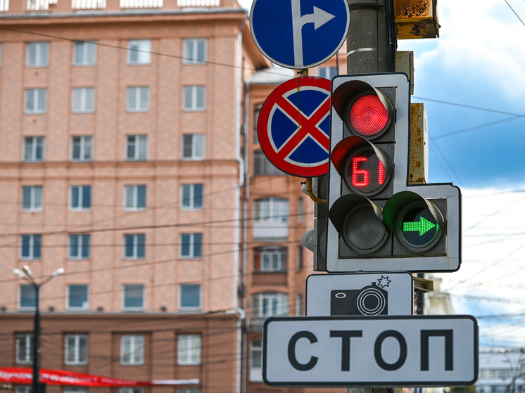 В центре Челябинска на дороге провалился асфальт