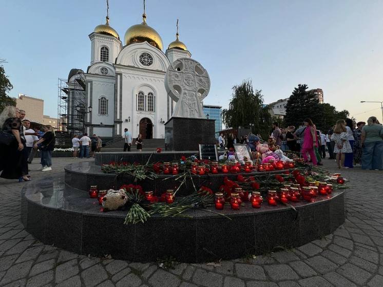 В Краснодаре установили стихийный мемориал в память о погибших в Севастополе и Дагестане