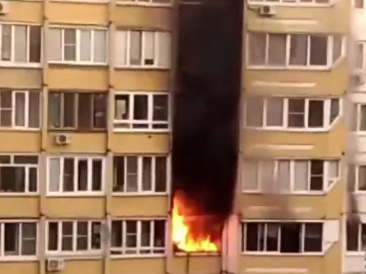 Квартира полыхает на 4-м этаже жилого дома в Электростали