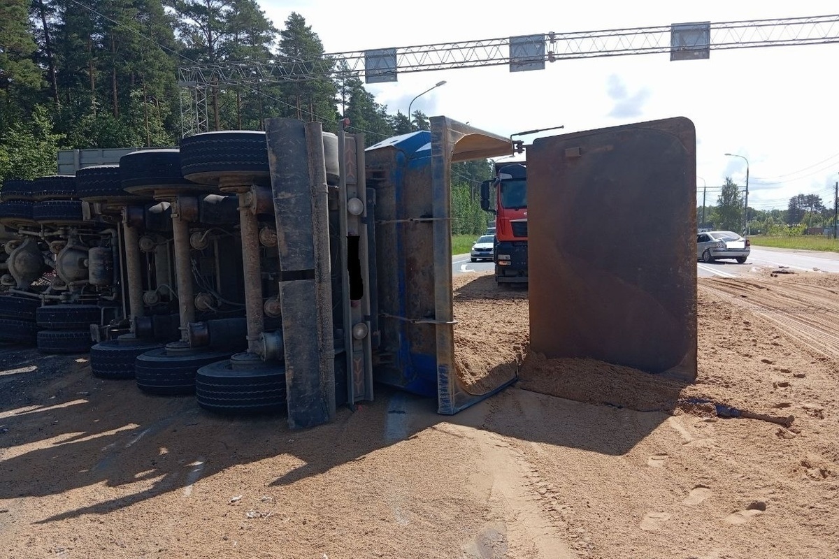 В ГИБДД рассказали подробности ДТП в Тверской области, где перевернулся  самосвал с песком - МК Тверь