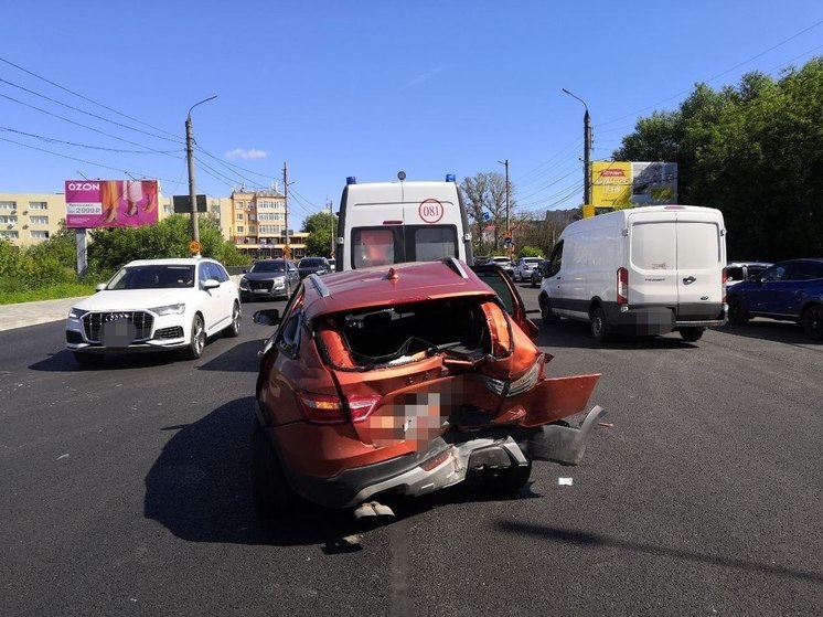 В Твери после аварии один автомобиль развернуло, а другой вылетел с дороги