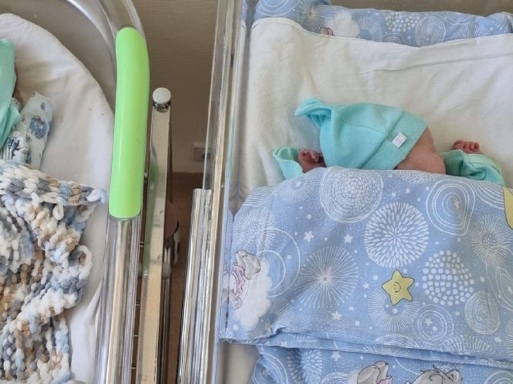 Свердловские врачи выходили близнецов, родившихся с маленьким весом