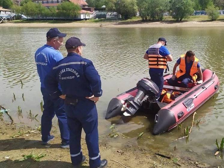 На Кубани спасатели извлекли из озера труп мужчины