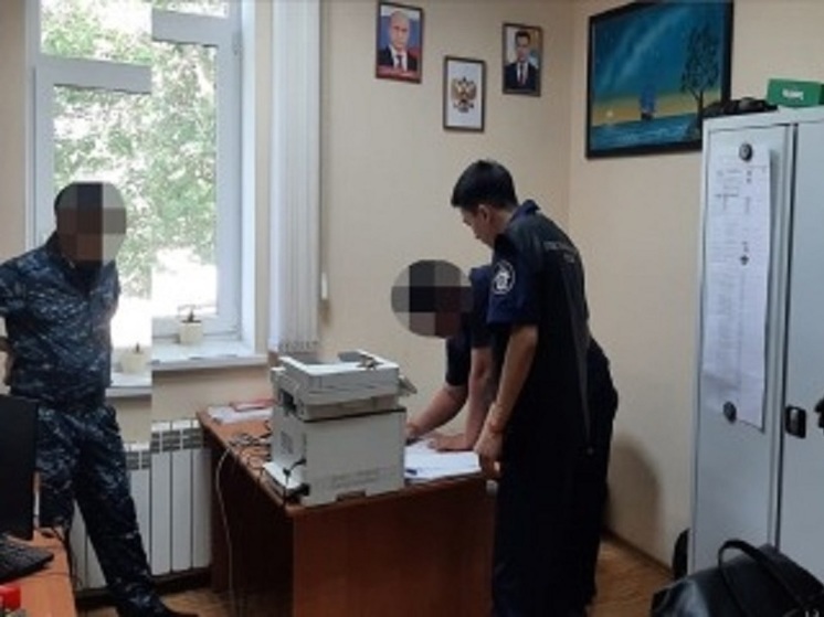 Сотрудника уголовно-исполнительной инспекции Калмыкии подозревают во взятке