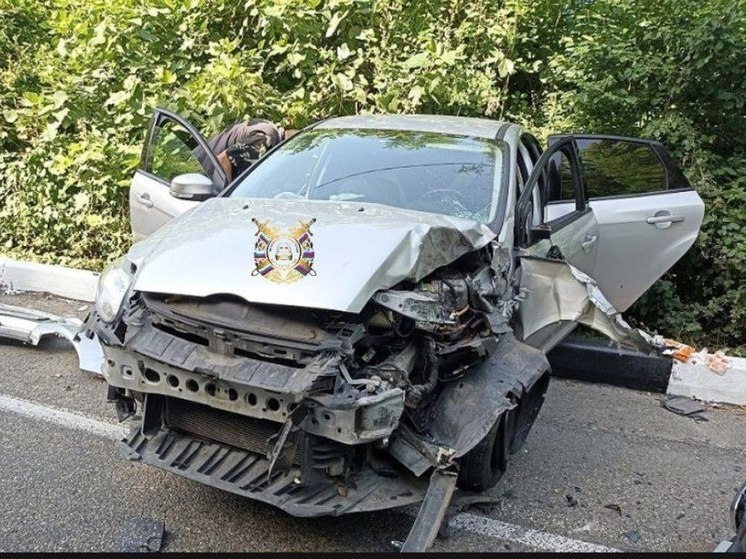 В Сочи уснувший водитель легковушки врезался в КамАЗ, двое в больнице
