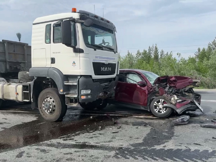 Под Губкинским легковушка разбилась об фуру