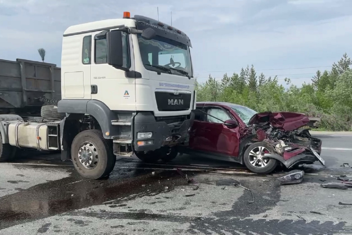 Под Губкинским легковушка разбилась об фуру - МК Ямал