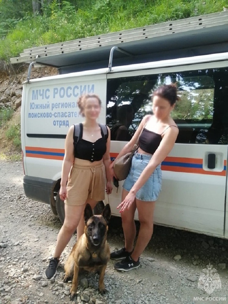Две туристки застряли на склоне горы в Сочи