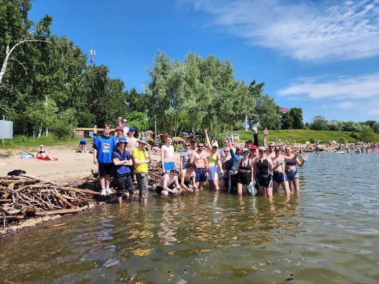 В Новосибирске на пляже «У моря Обского» собрали 8 тонн топляка