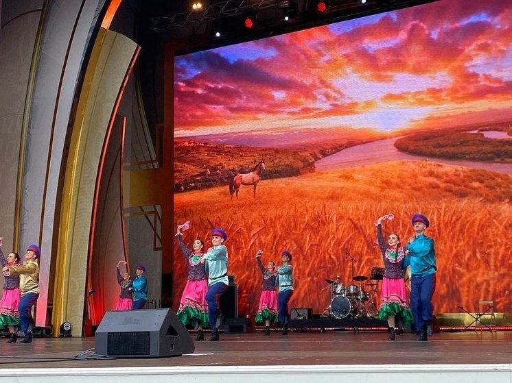 Ансамбль "Донбасс" выступил на сцене международного форума "Россия"