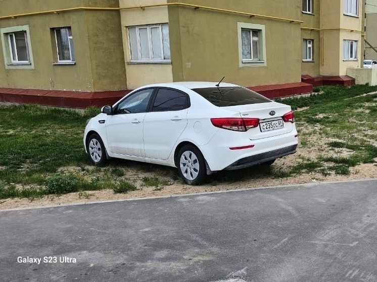 Глава Нового Уренгоя пристыдил автомобилистов за парковку на газоне