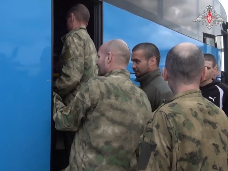 Опубликовано видео возвращения освобожденных российских военных в Москву