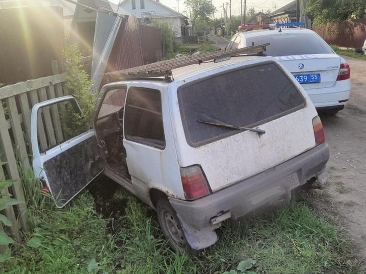 Пьяный омич угнал автомобиль и врезался на нём в забор