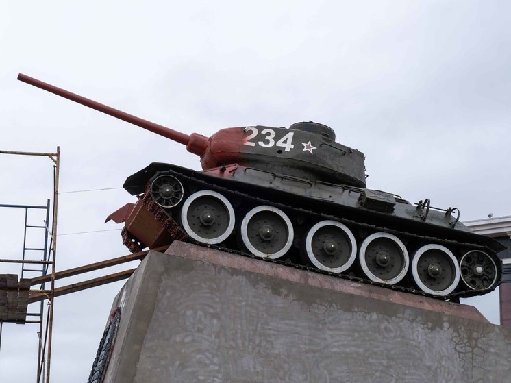 На площади Победы Южно-Сахалинска реставрируют танк и пушки