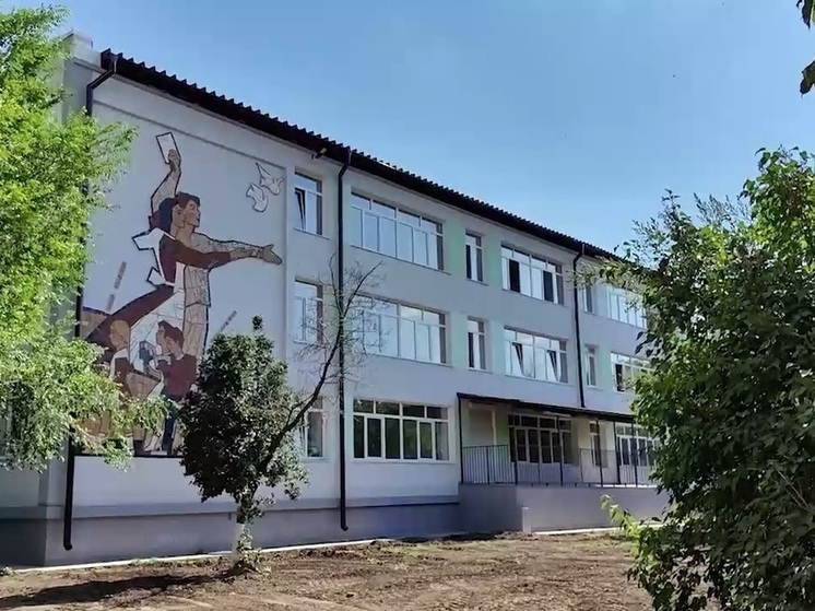 Сергей Кириенко осмотрел обстрелянную ВСУ школу в Мариуполе