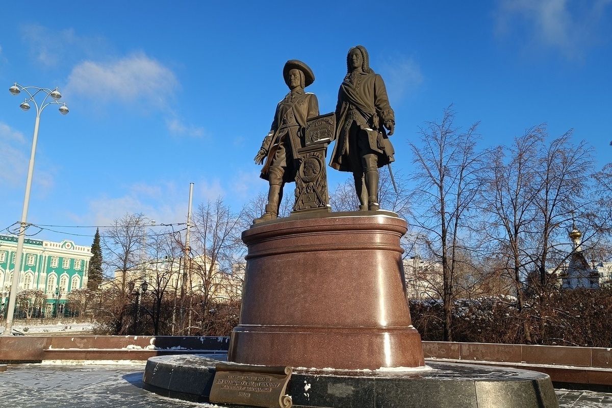 Суд разрешил фотографировать памятник Татищеву и де Геннину в коммерческих  целях - МК Екатеринбург