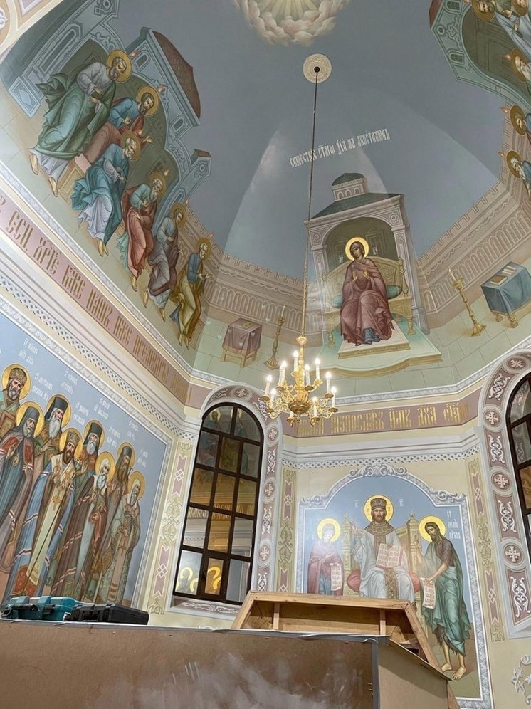 Ивановские мастера расписывают стены в соборе Луганска