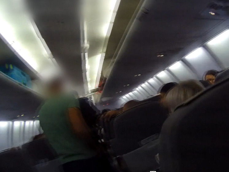 В новосибирском аэропорту задержали иностранного гражданина за курение на борту самолета