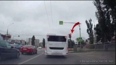 На видео попала маршрутка в Воронеже проехавшая на красный светофор