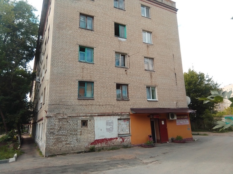 В Саратове в двух аварийных пятиэтажках живут люди