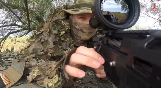 Российские снайперы показали, как уничтожают FPV-дрон ВСУ: впечатляющие кадры
