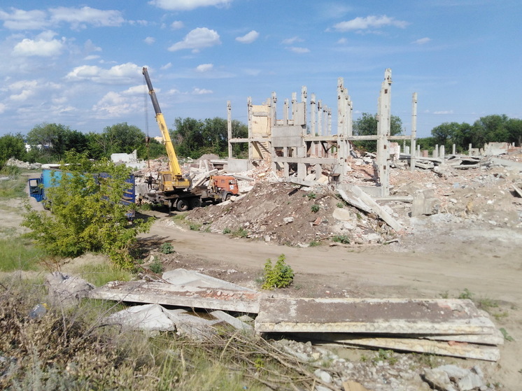 В Саратове сносят недостроенный хлебозавод