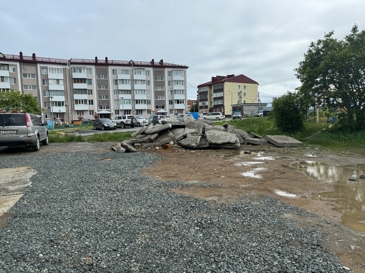 В Корсакове подрядчик после ремонта двора забыл убрать груду бетона