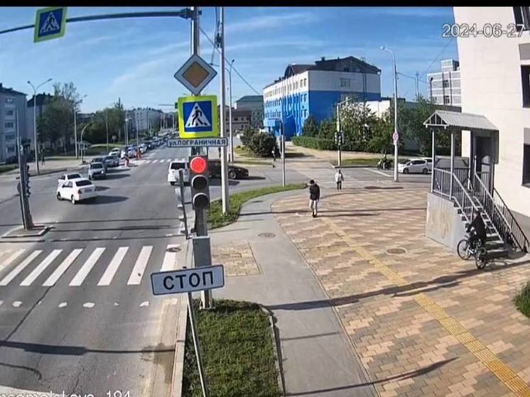В Южно-Сахалинске торопящийся водитель устроил ДТП на перекрестке