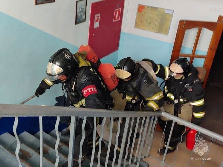 Пожарные в Томске спасли мужчину из загоревшейся квартиры