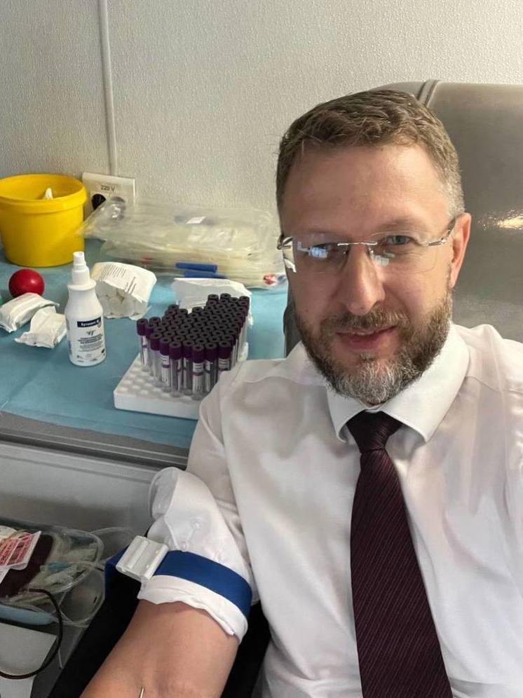 Депутат Госдумы от ЯНАО сдал кровь для пострадавших от терактов в Севастополе и Дагестане