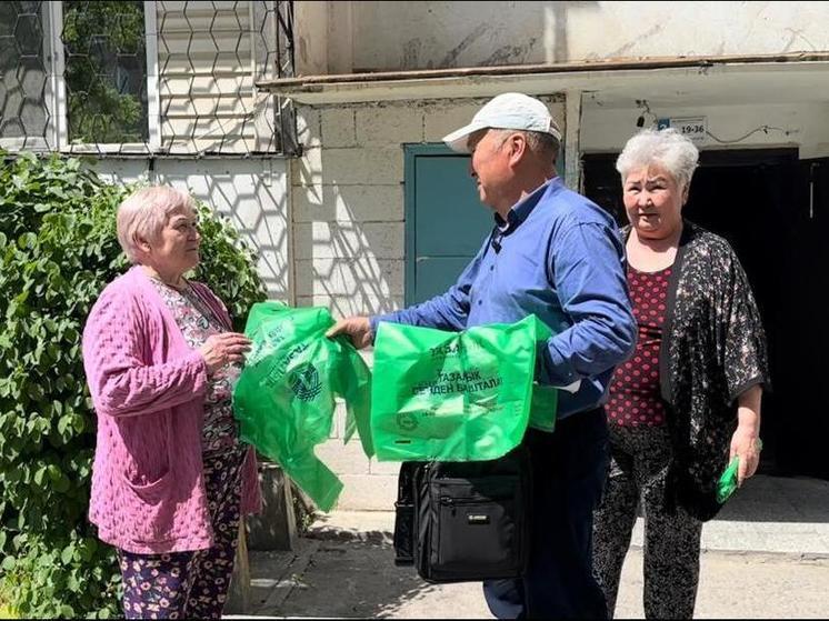Бишкекчанам раздают экопакеты для выноса мусора