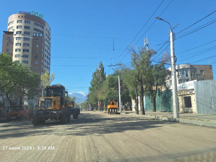 В городе Бишкек продолжается капитальный ремонт улицы Байтик Баатыра