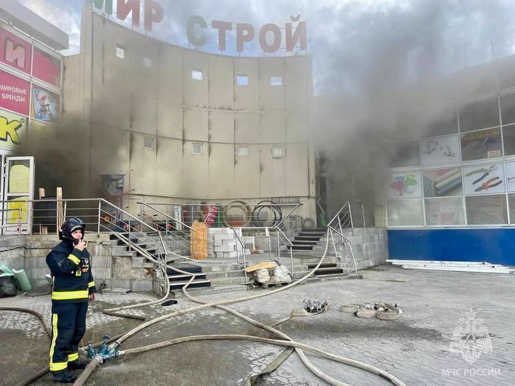 Пожар в торговом центре Нового Уренгоя локализовали