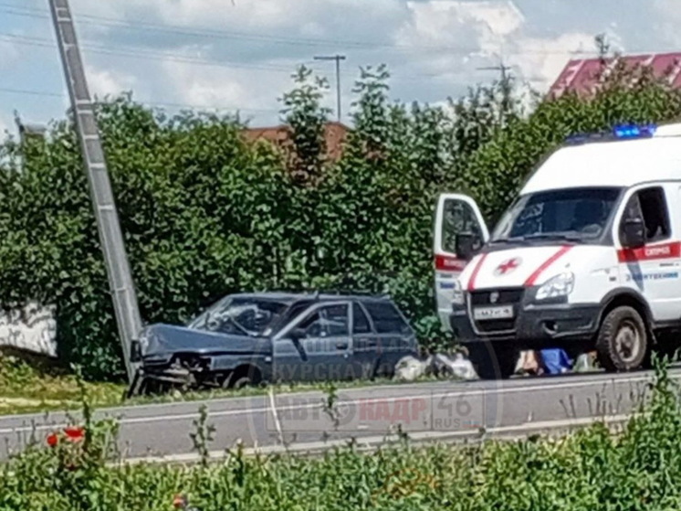 Под Курском 56-летний водитель ВАЗа врезался в столб и попал в больницу