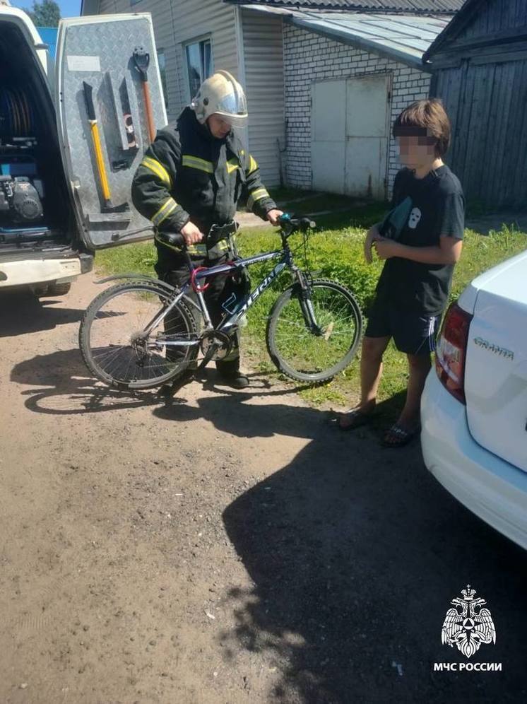 В Тверской области спасатели помогли ребенку со сломавшимся велосипедом