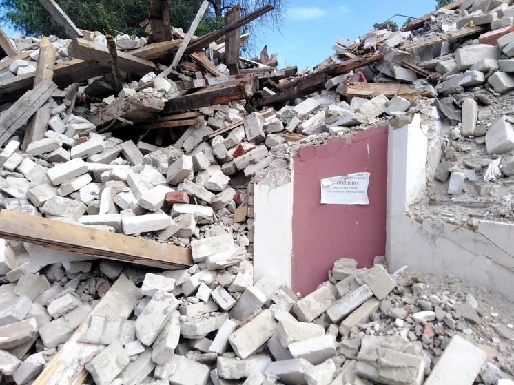 Саратовские чиновники забыли о руинах снесенного дома по улице Азина