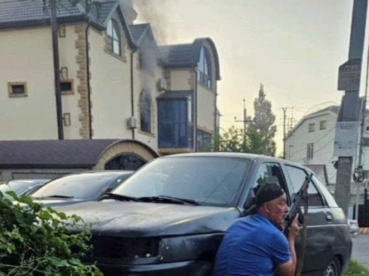 Опубликовано жуткое фото теракта в Дагестане: прохожий с автоматом заменил полицейского