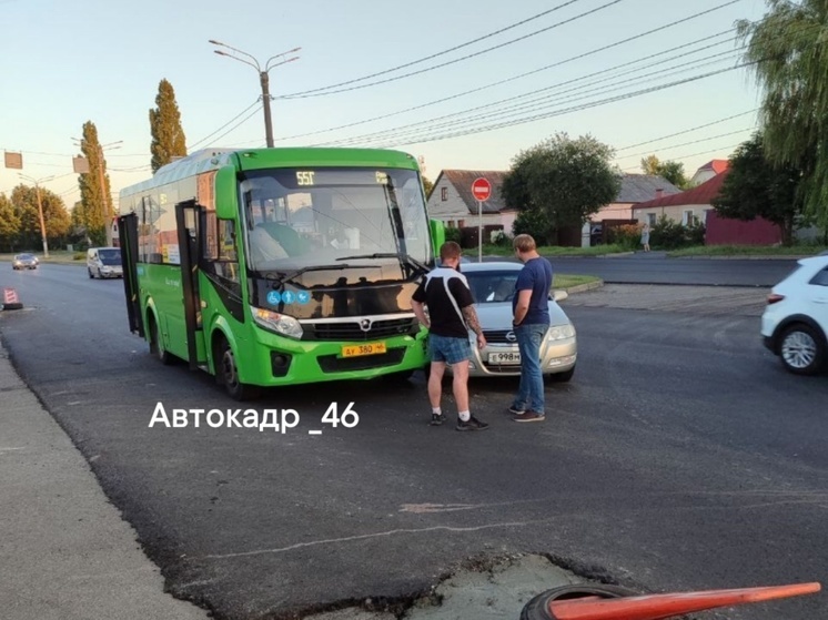 В Курске в ДТП попал новый зеленый автобус