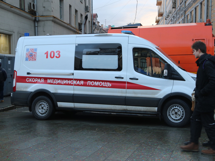 Во Владивостоке грузовик с иностранцем за рулем столкнулся с девятью машинами, есть пострадавшие