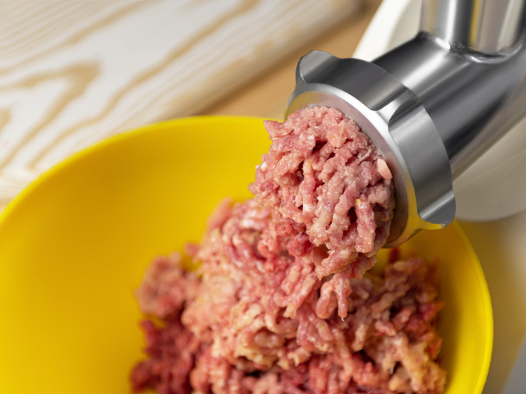 В красноярском лицее у повара затянуло руку в мясорубку