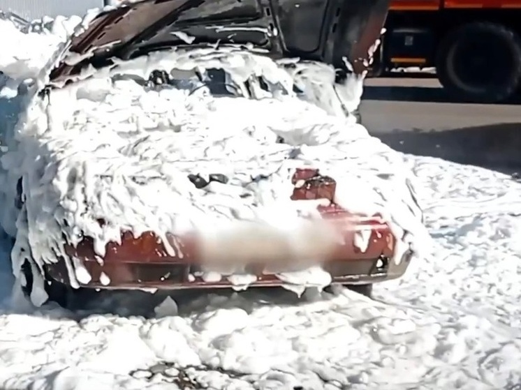 В Томске сгорел припаркованный во дворе дома автомобиль Chevrolet