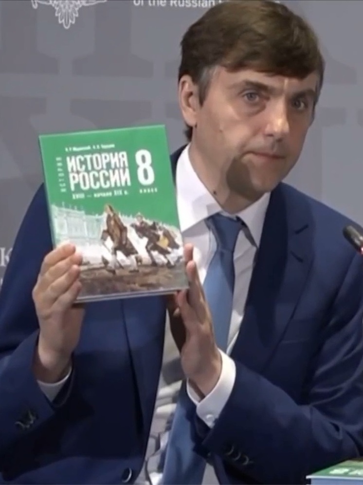 Министр Кравцов показал на ПМЮФ макеты обложек новых учебников по истории