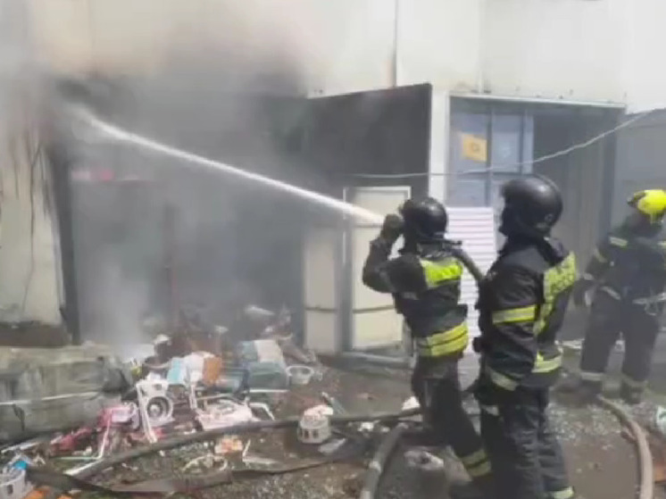Склад с вещами вьетнамских торговцев сгорел во Владивостоке