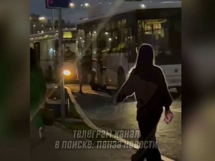Водитель и пассажир пензенского автобуса устроили драку на конечной остановке