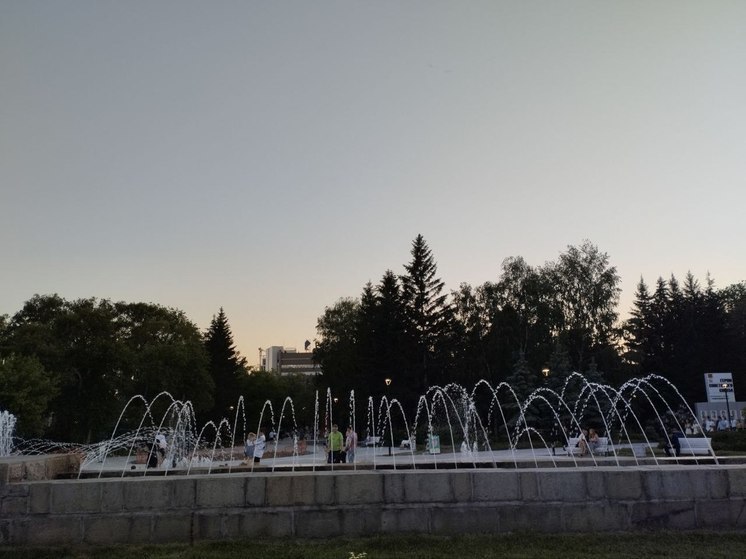 В центре Новосибирска мини-гейзер затопил Первомайский сквер