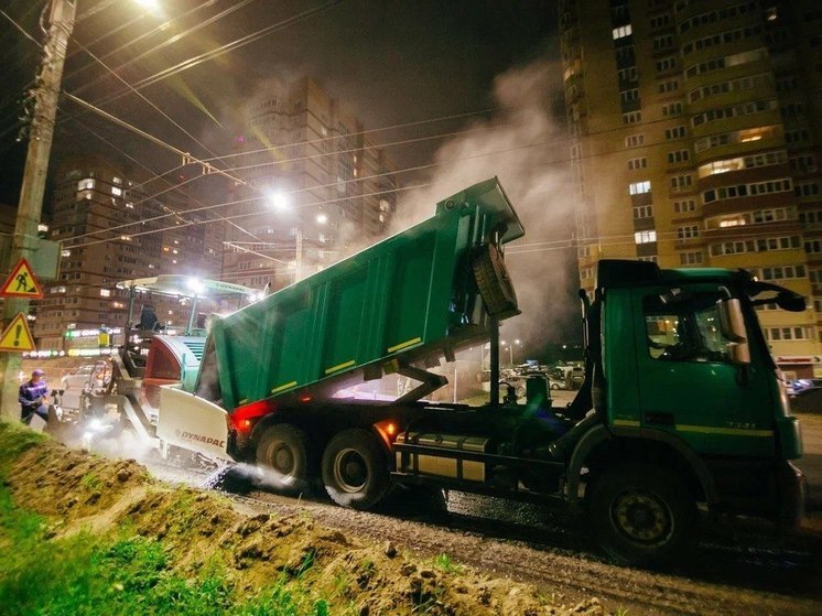 Оживленную улицу в Чебоксарах стараются ремонтировать по ночам