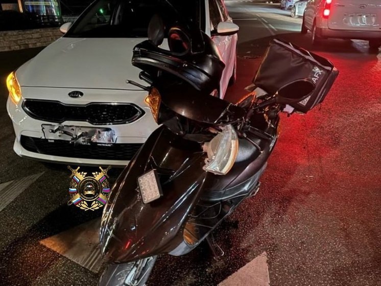 В Сочи пассажир мопеда попал в больницу после столкновения с двумя автомобилями